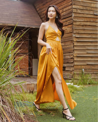 Robe longue en soie à dos nu avec devant torsadé et dos ouvert