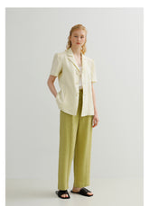 高腰直筒亚麻长裤,配有精致的褶饰