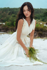 Robe longue en soie à bretelles volantées, corsage drapé et ceinture nouée – Silhouette fluide pour événements