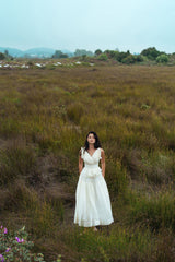 Robe longue en soie à bretelles volantées, corsage drapé et ceinture nouée – Silhouette fluide pour événements