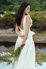 Robe longue en soie à bretelles volantées, corsage drapé et ceinture nouée – Silhouette fluide pour événements