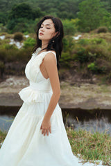 Robe longue en soie à bretelles volantées, corsage drapé et ceinture nouée – Silhouette fluide pour événements