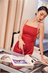 Robe nuisette en soie avec fente latérale et bretelles dans le dos