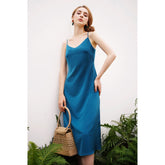 斜裁蓝绿色真丝中长连衣裙,配有细肩带和喇叭形下摆