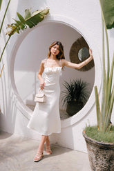 Robe midi en soie avec buste froncé, taille corset et bretelles réglables