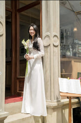 优雅的泡泡袖超长连衣裙,采用透明欧根纱制成,腰线剪裁合身