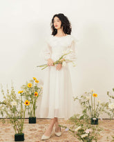 优雅的 A 字形欧根纱中长连衣裙,带有立体荷叶边领和透明长袖