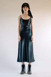 斜裁真丝吊带连衣裙,配有细肩带和后背系带细节