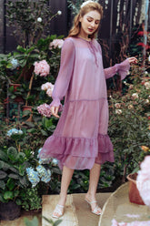 层叠欧根纱中长连衣裙,搭配透视长袖和荷叶边下摆,尽显优雅动感