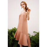 斜裁真丝吊带裙,不对称下摆,侧面纽扣细节