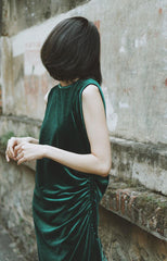 Robe longue en velours sans manches avec drapé latéral et détail froncé réglable