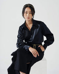 Chemisier classique en soie à manches longues avec col pointu et boutonnage sur le devant pour une élégance intemporelle