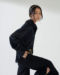 Chemisier classique en soie à manches longues avec col pointu et boutonnage sur le devant pour une élégance intemporelle