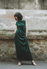 Robe longue en velours sans manches avec drapé latéral et détail froncé réglable