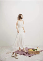 轻盈真丝无袖层叠长裙,上身褶皱,下摆飘逸