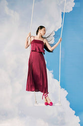 无袖真丝连衣裙,带褶裙和不对称覆盖层