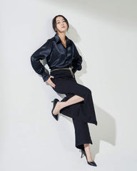 Chemisier classique en soie à manches longues avec col pointu et boutonnage sur le devant pour une élégance intemporelle