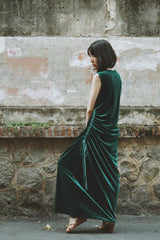 Robe longue en velours sans manches avec drapé latéral et détail froncé réglable