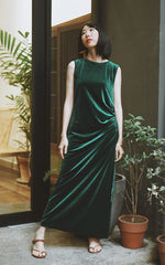 Robe longue en velours sans manches avec drapé latéral et détail froncé réglable