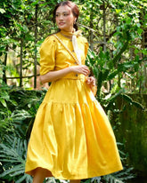 Robe midi en soie avec manches bouffantes, détail boutonné sur le devant et jupe froncée à volants