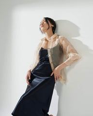 Robe midi en soie coupée en biais avec bretelles spaghetti et dos échancré pour des occasions élégantes