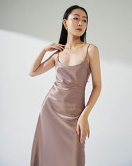 Robe midi en soie coupée en biais avec bretelles spaghetti réglables et décolleté bénitier doux