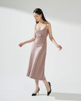 斜裁真丝中长连衣裙,配有可调节细肩带和柔软的垂坠领口