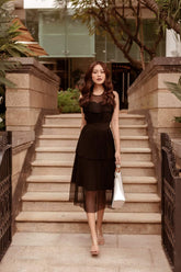 层叠褶皱中长欧根纱连衣裙,采用透明领口和层叠裙摆细节设计