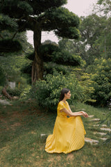 Robe mi-longue en soie avec jupe plissée, manches courtes et détail torsadé sur le devant pour des événements élégants