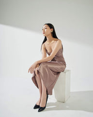 Robe midi en soie coupée en biais avec bretelles spaghetti réglables et décolleté bénitier doux