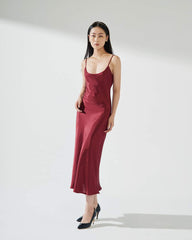 Robe nuisette en soie coupée en biais avec détails noués dans le dos et bretelles spaghetti pour des occasions élégantes