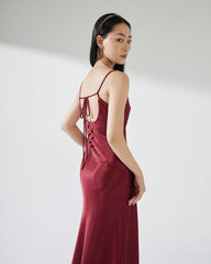 Robe nuisette en soie coupée en biais avec détails noués dans le dos et bretelles spaghetti pour des occasions élégantes