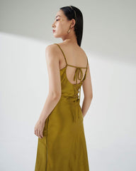 Robe nuisette en soie coupée en biais avec détail noué dans le dos et encolure dégagée pour une féminité sans effort