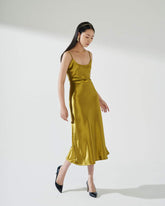 斜裁真丝吊带裙,搭配系带细节和圆领,尽显轻松女性气质