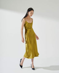 Robe nuisette en soie coupée en biais avec détail noué dans le dos et encolure dégagée pour une féminité sans effort