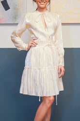 丝绸中长裙,带有柔软的褶皱和松紧腰带,打造流畅、柔美的轮廓