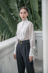 Pantalon en soie taille haute avec devant plissé et jambe fuselée pour un style sur mesure raffiné