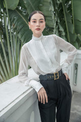 Pantalon en soie taille haute avec devant plissé et jambe fuselée pour un style sur mesure raffiné