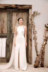 露背设计、高前开衩的挂脖真丝连衣裙,适合优雅场合