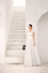 无袖欧根纱连衣裙,搭配柔软薄纱覆盖层和紧身胸衣背部细节,展现女性优雅气质