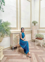 Robe midi en soie plissée avec décolleté licou et silhouette trapèze fluide et douce