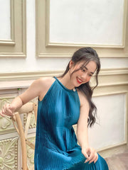 Robe midi en soie plissée avec décolleté licou et silhouette trapèze fluide et douce