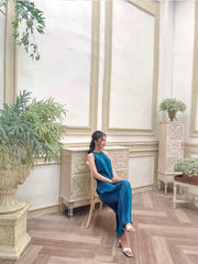 Robe midi en soie plissée avec décolleté licou et silhouette trapèze fluide et douce