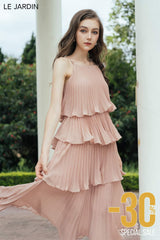 Robe longue en soie plissée à plusieurs niveaux avec un design sans manches et une silhouette trapèze fluide