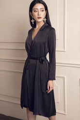 腰带和侧开衩真丝缎裹身中长连衣裙