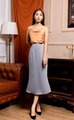 Haut en soie sans manches à col bénitier et élégant drapé sur le devant