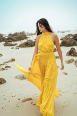 Robe longue sans manches en mousseline de soie et organza avec taille froncée et ourlet fluide à volants