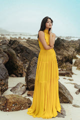 Robe longue sans manches en mousseline de soie et organza avec taille froncée et ourlet fluide à volants