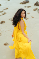 Robe longue sans manches en mousseline de soie et organza avec taille froncée et ourlet fluide à volants