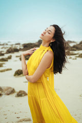 Robe longue sans manches en mousseline de soie et organza avec taille froncée et ourlet fluide à volants